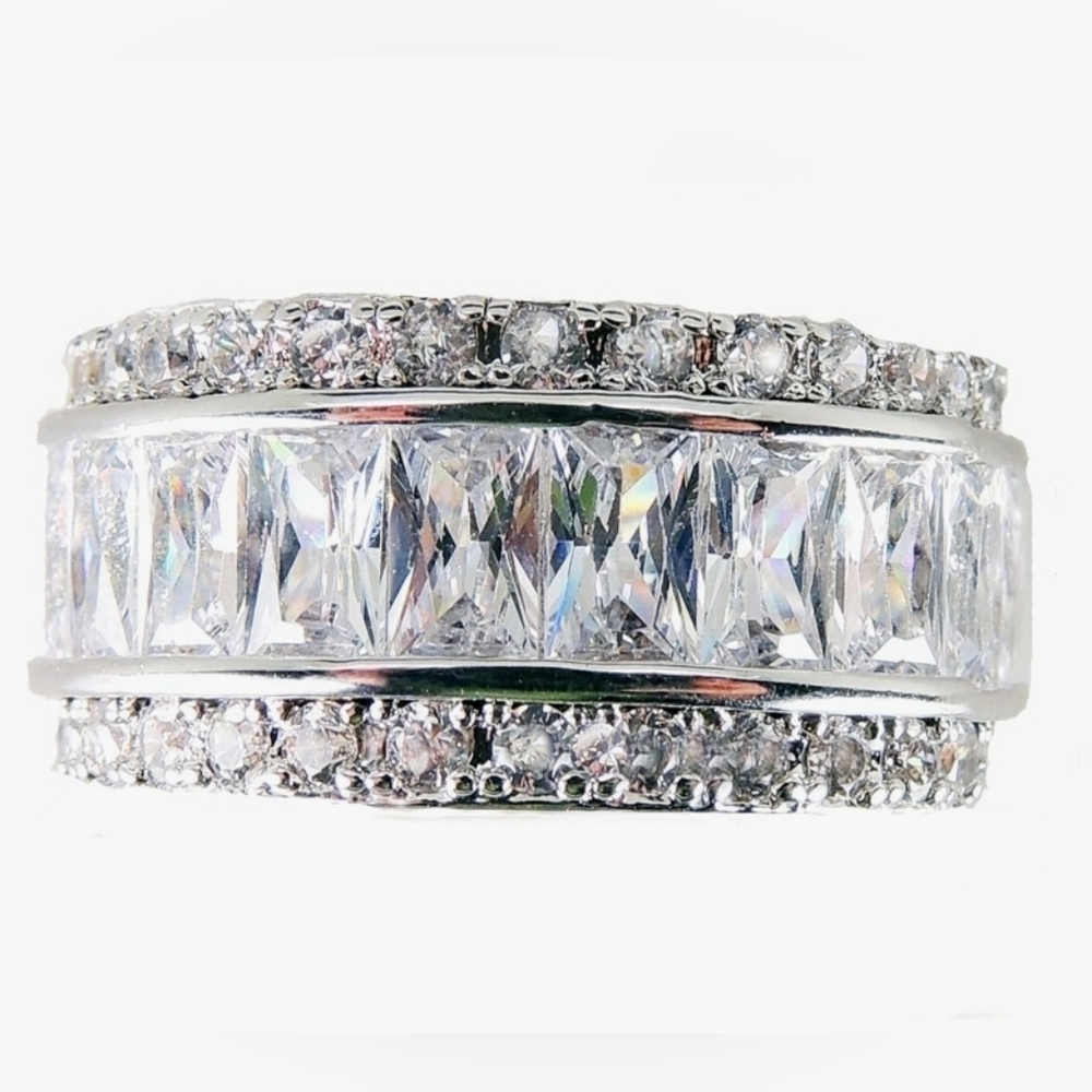 Elegant Silver Crystal Band Ring. Size 10